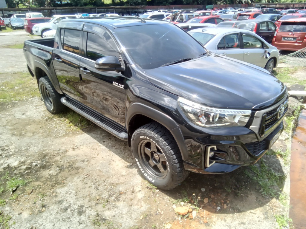 TOYOTA HILUX D/CAB 2.8 BLACK EDITION AT 4X4