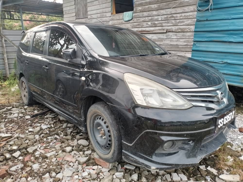 NISSAN GRAND LIVINA 1.6 AT