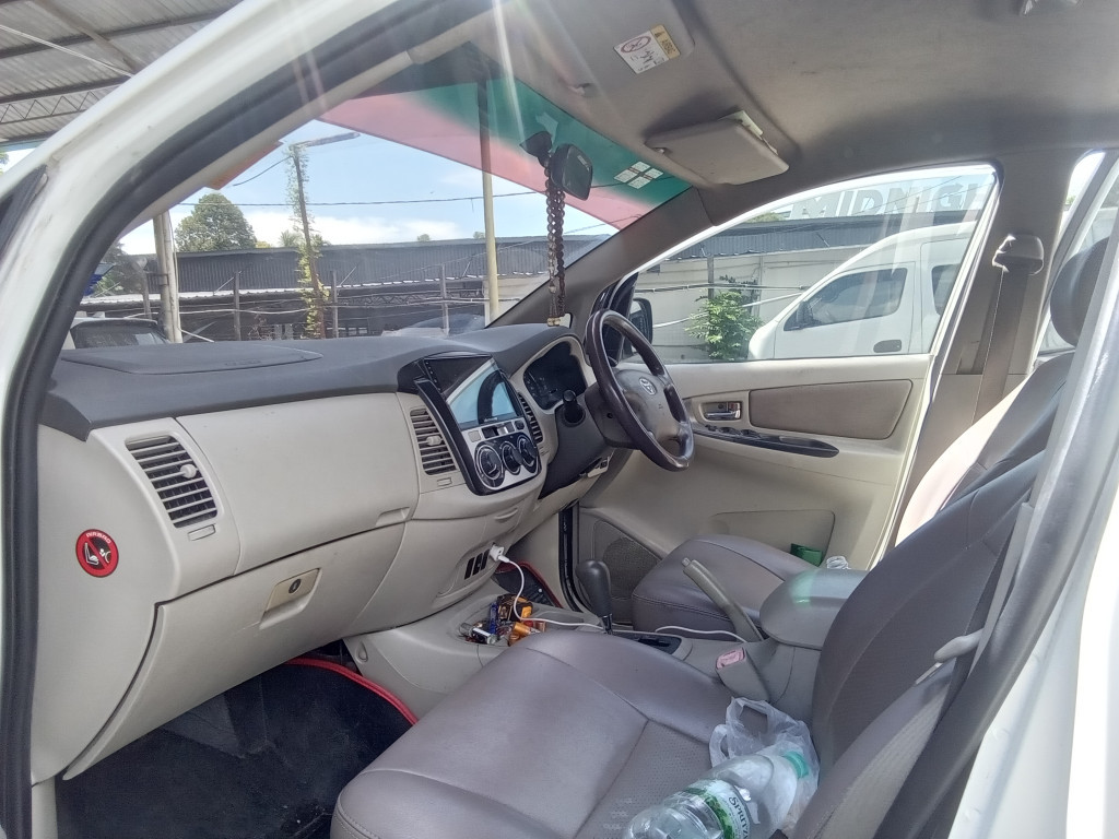 TOYOTA INNOVA 2.0
