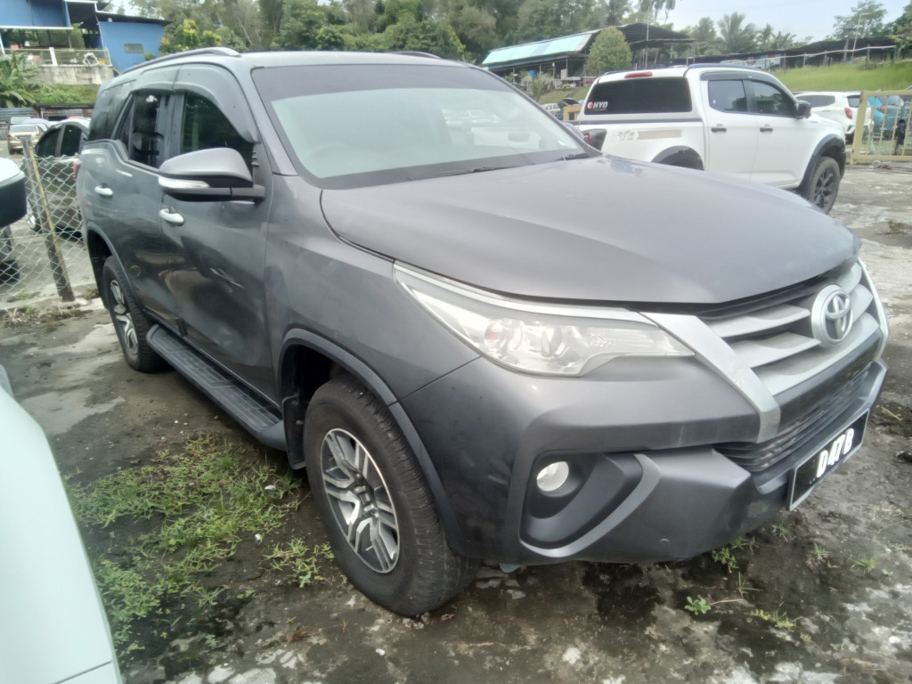 TOYOTA FORTUNER 2.4