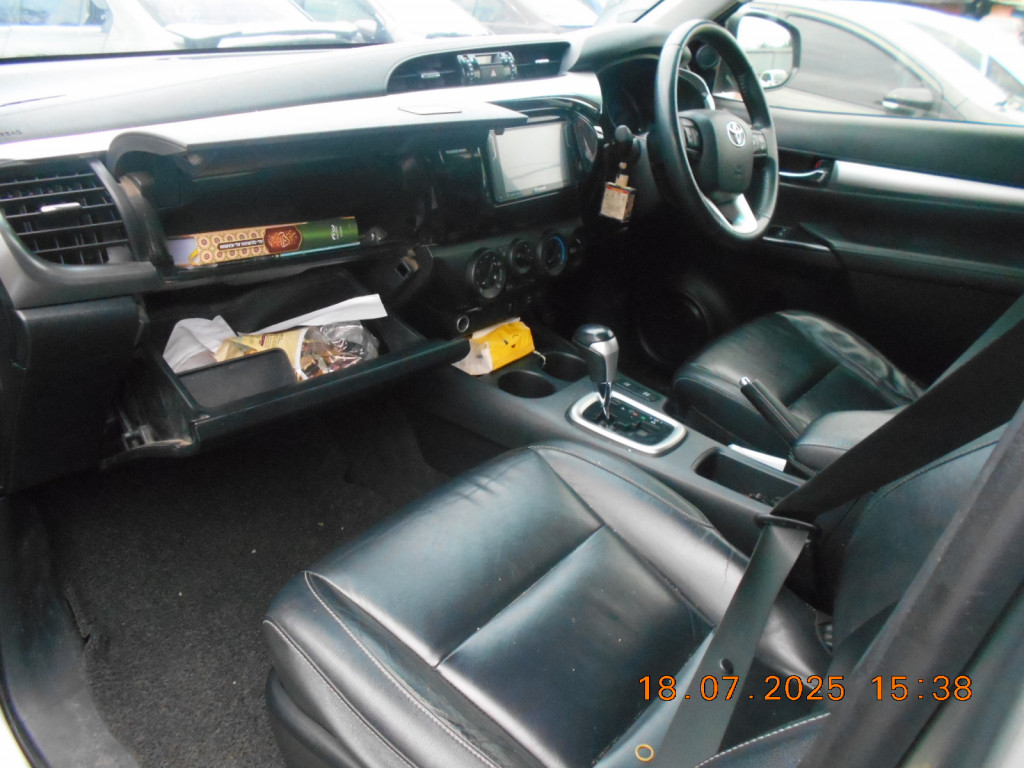 TOYOTA HILUX D/C 2.8G AT