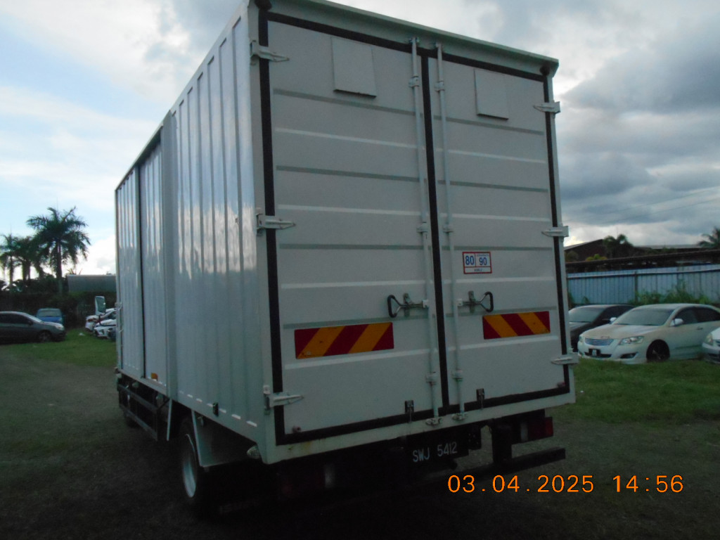 ISUZU NPR81 UKH STEEL BOX