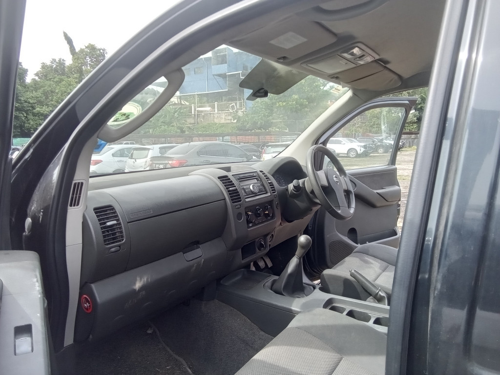 NISSAN NAVARA 2.5L 4X4 (M)