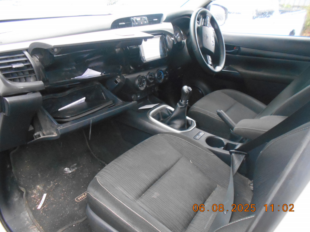 TOYOTA HILUX D/C 2.4G MT 4X4