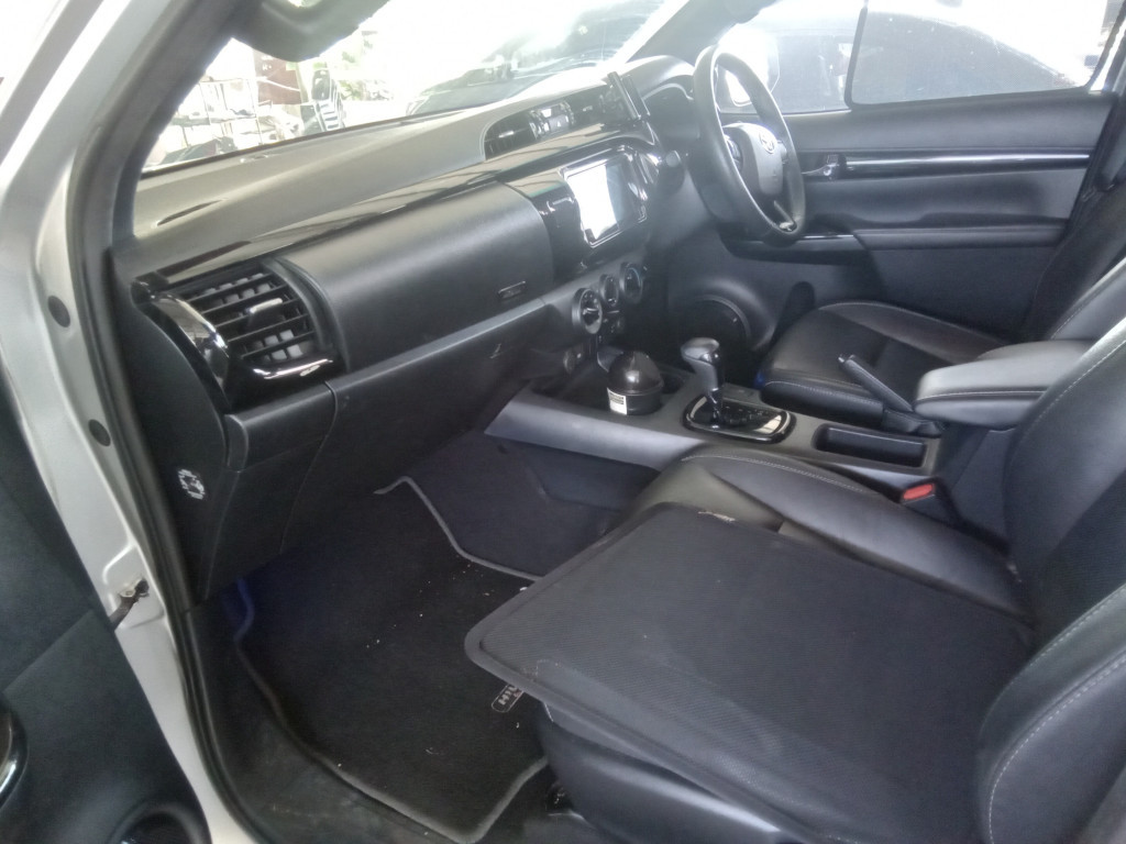 TOYOTA HILUX D/CAB 2.4 L-EDITION AT 4X4