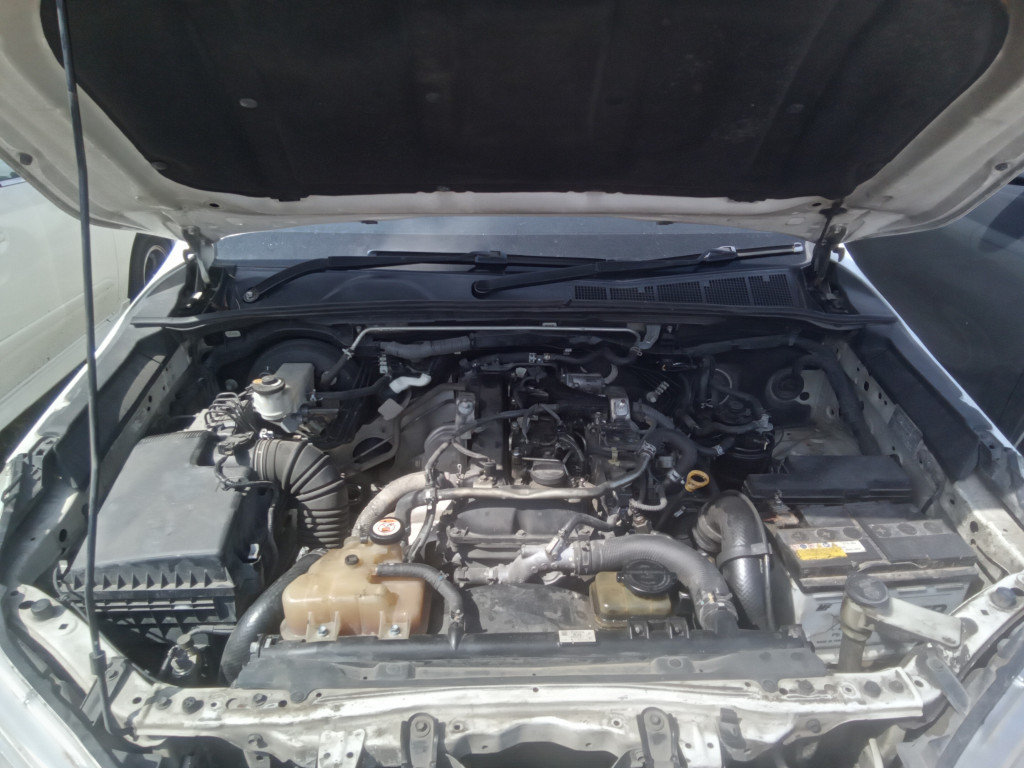 TOYOTA HILUX D/CAB 2.4G MT 4X4
