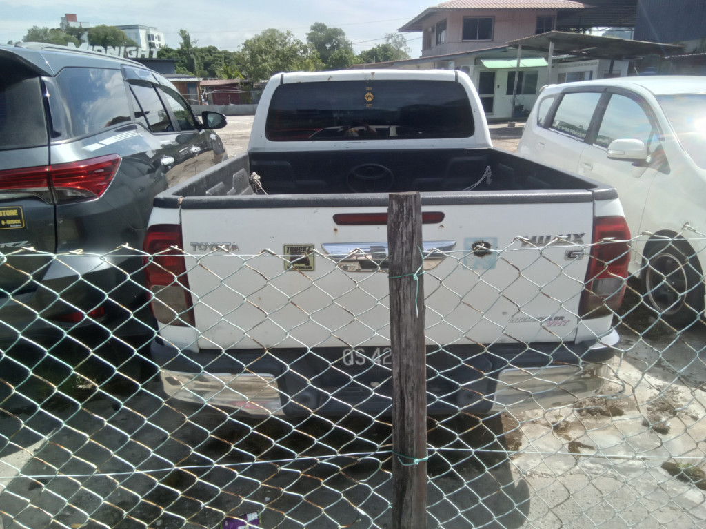 TOYOTA HILUX D/CAB 2.4G MT 4X4