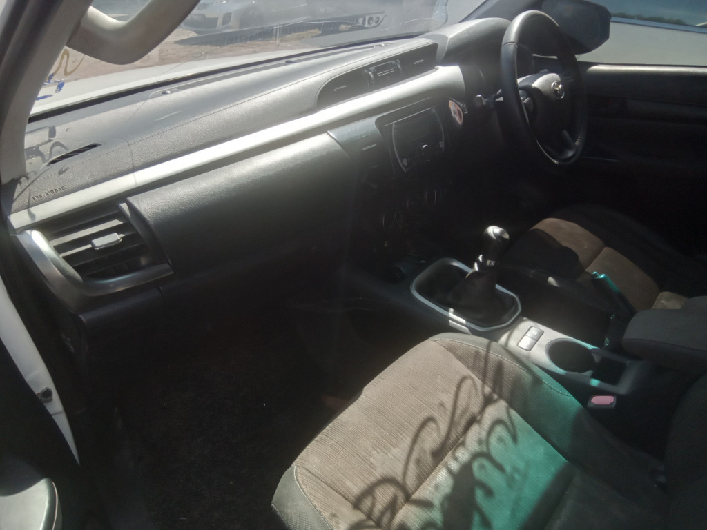 TOYOTA HILUX D/CAB 2.4G MT 4X4