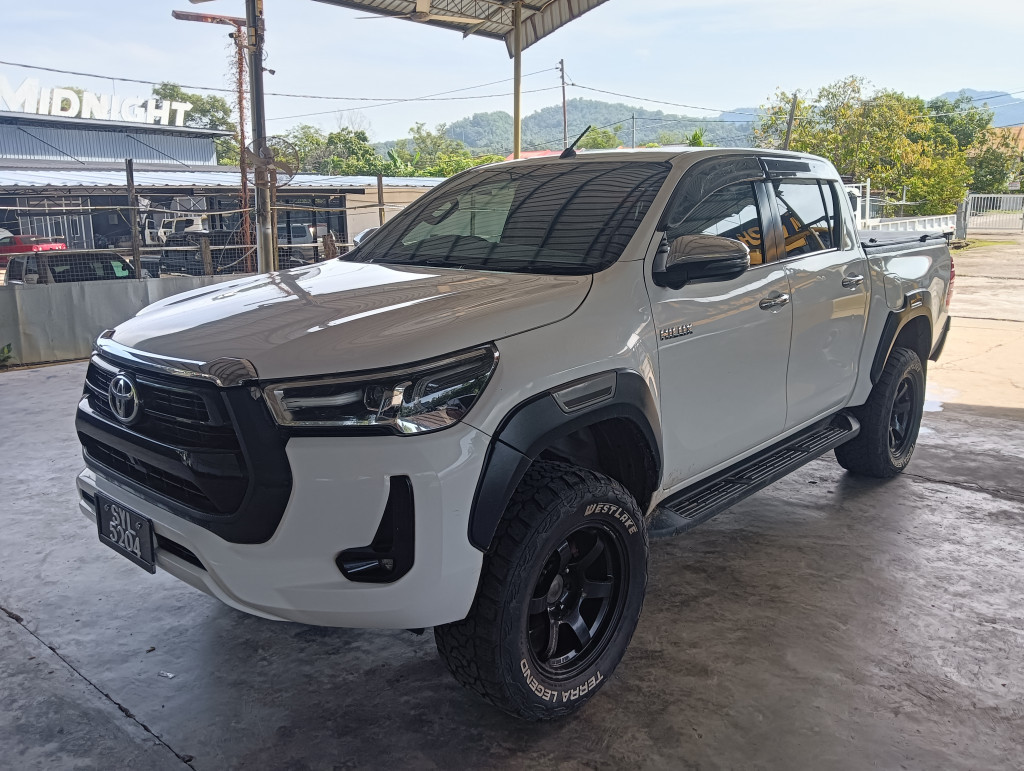 TOYOTA HILUX D/CAB 2.4 V A/T