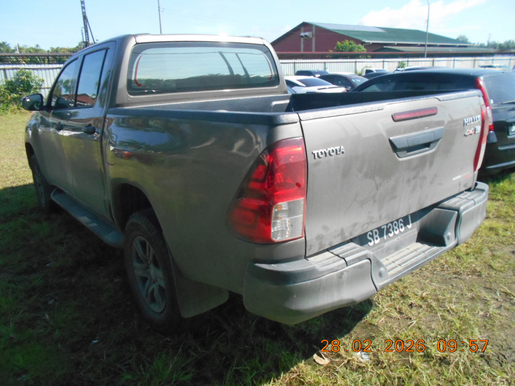 TOYOTA HILUX 2.4