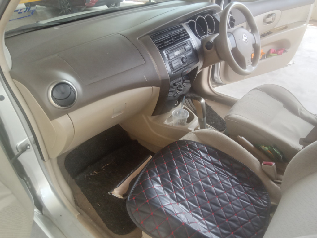 NISSAN GRAND LIVINA 1.6