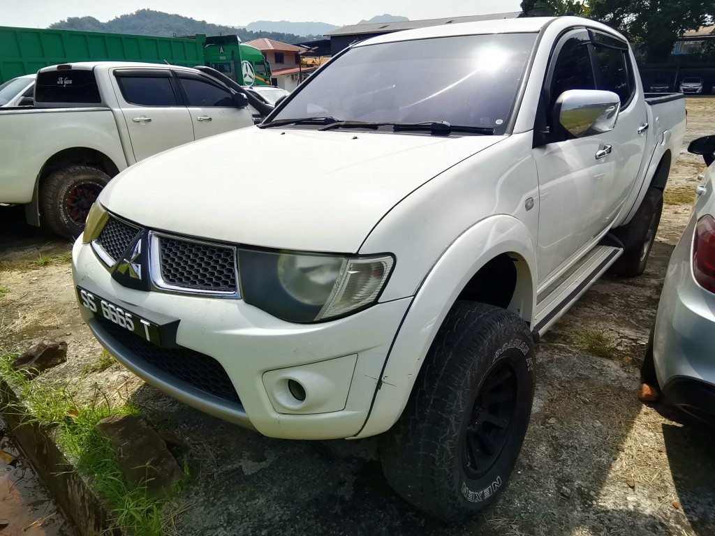 MITSUBISHI TRITON 2.5